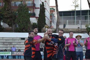 Capitanes-recogiendo-el-trofeo
