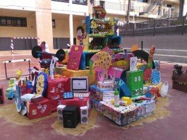 El col·legi Les Dominiques crema la seua falla