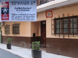 Xàtiva retirará un centenar de placas con el yugo y las flechas de las viviendas de protección oficial