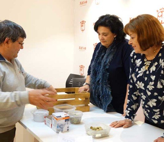 La Regidora de parcs i jardins de Xàtiva dóna la recaptació del Betlem a Gent de la Consolació