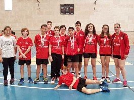 La gran família del bàdminton setabense es retroba per celebrar 40 anys de trajectòria