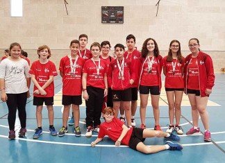 La gran família del bàdminton setabense es retroba per celebrar 40 anys de trajectòria