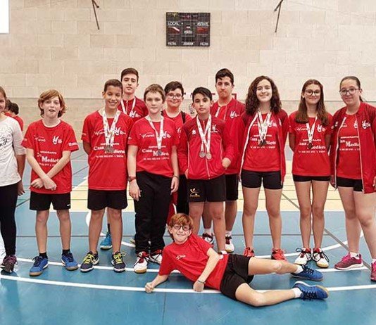 La gran família del bàdminton setabense es retroba per celebrar 40 anys de trajectòria