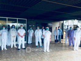 Tres minuts de silenci per les víctimes del Covid-19 a les portes de l’Hospital Lluís Alcanyís