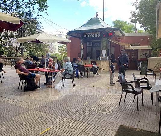 Dilluns 11 obrin els comerços, les terrasses de bars i restaurants que han passat a la Fase 1
