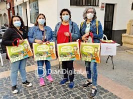 Xàtiva reparteix bosses reutilitzables de la campanya «Compre en valencià» al mercat tradicional