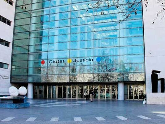 Juzgan en Valencia a una mujer por intentar quemar vivo a un hombre en Xàtiva