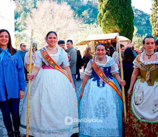 Un ambient festiu acompanya la romeria de les Falles de Xàtiva a Sant Josep