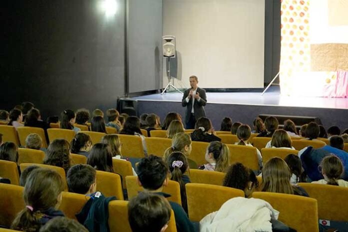 alumnes-dia-de-la-infancia-teatre