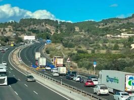 Un abocament de taronges d’un camió col·lapsa l’A-7 a l’altura de la Llosa de Ranes