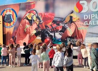 Els escolars de la Llosa de Ranes coneixen de prop la tasca de bombers i policia