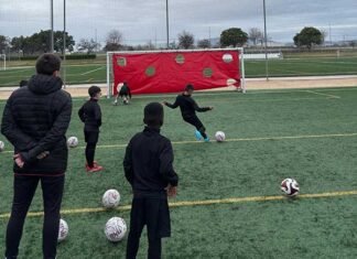Un centenar de xiquets i xiquetes participen en el Gol Solidari del Ciutat de Xàtiva CFB