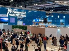 Treinta medios de comunicación de AMDComVal presentan la oferta turística 2026 de la Comunitat en Fitur