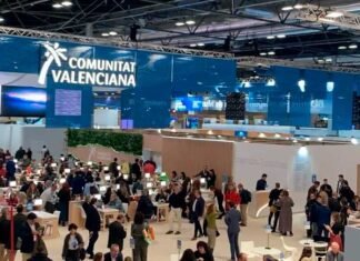 Treinta medios de comunicación de AMDComVal presentan la oferta turística 2026 de la Comunitat en Fitur