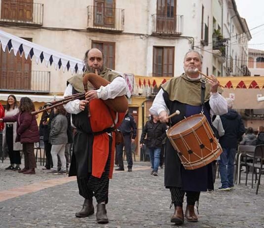 Artesania i gastronomia omplin Xàtiva amb la inauguració del Mercat Medieval