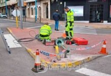 Un conductor bajo los efectos del alcohol derriba dos semáforos en el centro de Xàtiva