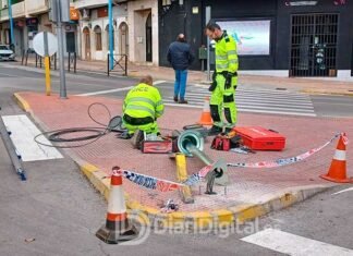 Un conductor bajo los efectos del alcohol derriba dos semáforos en el centro de Xàtiva