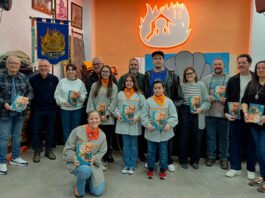 Una «batalla entre flors i plors» guia el contingut del llibre de la falla del Raval de Xàtiva