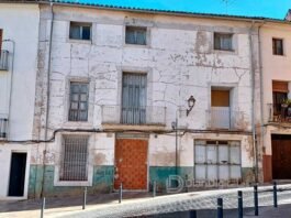 Muros de ladrillo contra la «okupación»: El grito de auxilio de la Plaza Sant Jordi en Xàtiva