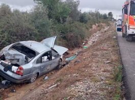 Els bombers rescaten un conductor després d’un aparatós accident a l’A-35 al seu pas per Vallada