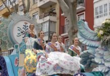 L’enginy i la crítica fallera conquisten l’Albereda en una multitudiària Cavalcada del Ninot de Xàtiva