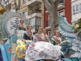 L’enginy i la crítica fallera conquisten l’Albereda en una multitudiària Cavalcada del Ninot de Xàtiva