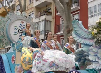 L’enginy i la crítica fallera conquisten l’Albereda en una multitudiària Cavalcada del Ninot de Xàtiva