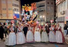Entre el cel gris i el foc rogent: Xàtiva acomiada les seues falles més multitudinàries
