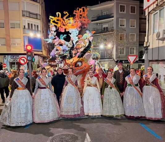 Entre el cel gris i el foc rogent: Xàtiva acomiada les seues falles més multitudinàries