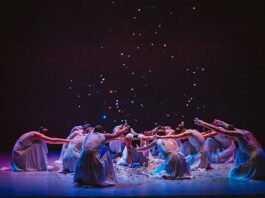 Grans i joves ballen junts a Xàtiva en la 5a mostra del Dia de la Dansa