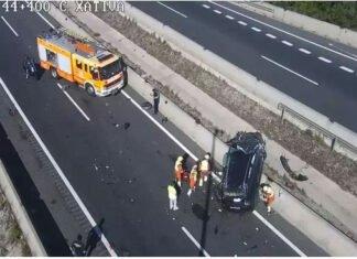Excarcelan a una persona atrapada en su vehículo tras volcar en la A-35 a la altura de Xàtiva
