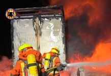 Aparatós incendi d’un camió a l’A-35: el foc arriba a la vegetació del terme de Moixent
