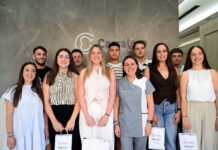 Somriures reials: La Reina de la Fira i la seua Cort visiten les instal·lacions de Clínica Carralero