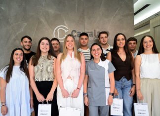 Somriures reials: La Reina de la Fira i la seua Cort visiten les instal·lacions de Clínica Carralero