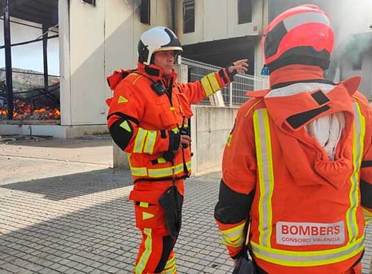 Controlado el fuego industrial y levantadas todas las restricciones para los vecinos