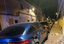 El desprendiment d’un mur de l’antic asil de Xàtiva causa danys en un vehicle i obliga a acordonar la zona