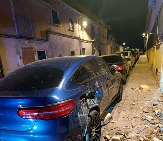 El desprendiment d’un mur de l’antic asil de Xàtiva causa danys en un vehicle i obliga a acordonar la zona