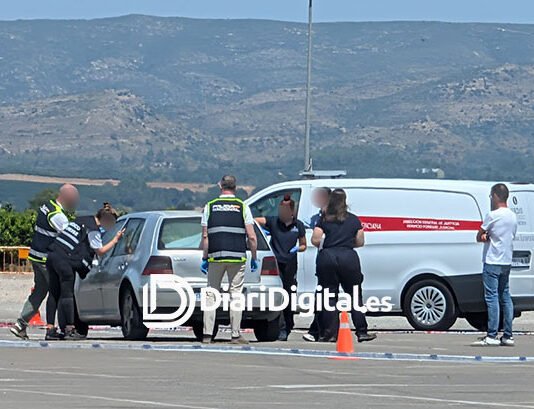 Hallan el cuerpo sin vida de un hombre en un coche aparcado en el centro comercial de Xàtiva