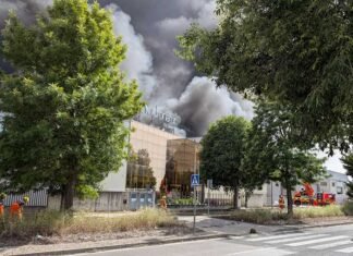 Un virulento incendio devora la fábrica Hidronatur en Xàtiva y obliga a confinar la ciudad por el humo