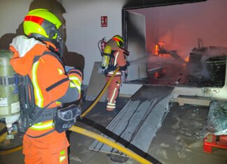 El incendio de Xàtiva colapsa parte de la fábrica de 7.000 metros cuadrados debido a la alta carga térmica