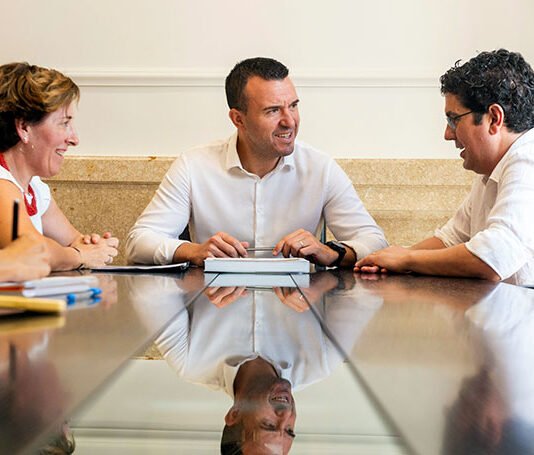 Fontanars dels Alforins presenta a la Diputació la seua proposta per al centenari
