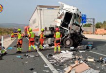 Un gravíssim xoc entre dos camions a la Font de la Figuera obliga a mobilitzar l’helicòpter de la Generalitat i tallar l’A-33