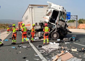 Un gravíssim xoc entre dos camions a la Font de la Figuera obliga a mobilitzar l’helicòpter de la Generalitat i tallar l’A-33