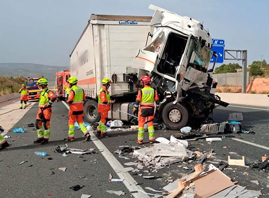 Un gravíssim xoc entre dos camions a la Font de la Figuera obliga a mobilitzar l’helicòpter de la Generalitat i tallar l’A-33