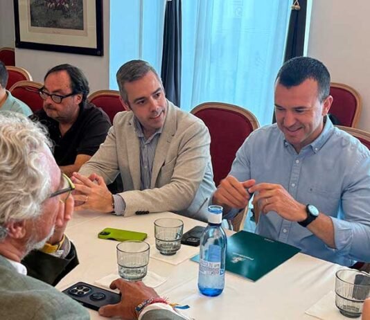 Mompó urge a los alcaldes a «pensar en colectivo» y plantea centralizar servicios esenciales como la Policía Local