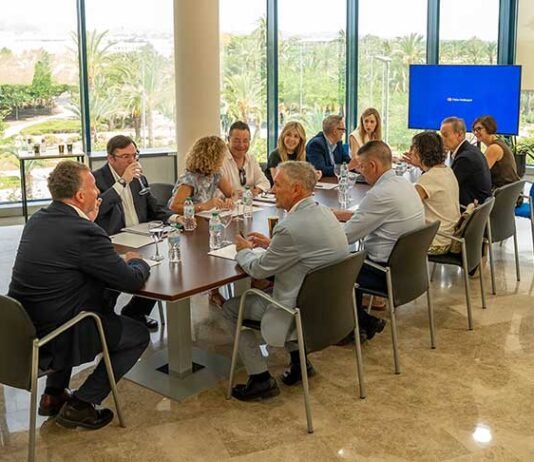 Caixa Ontinyent reunix a Elx els seus responsables de negoci i reforça la seua aposta per la ciutat