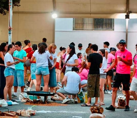 La Fira de Xàtiva desafia l’ona de calor: 2.000 persones cuinen les paelles a més de 40 °C