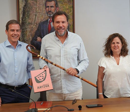 El Ministre de Transports Óscar Puente visita Xàtiva en plena Fira d’Agost