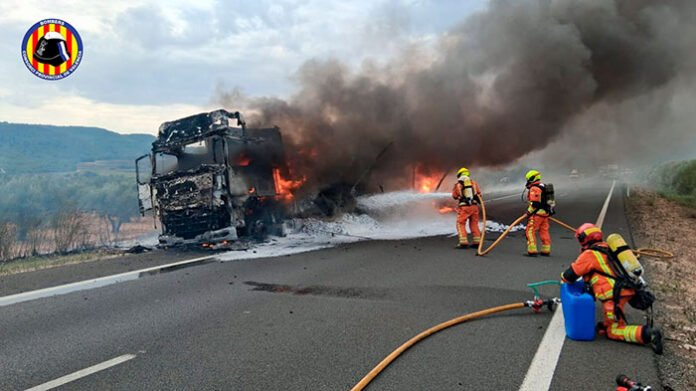 camion-ardiendo-en-moixent
