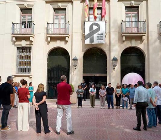 Xàtiva es congrega en un minut de silenci en repulsa per l’assassinat masclista de Benidorm